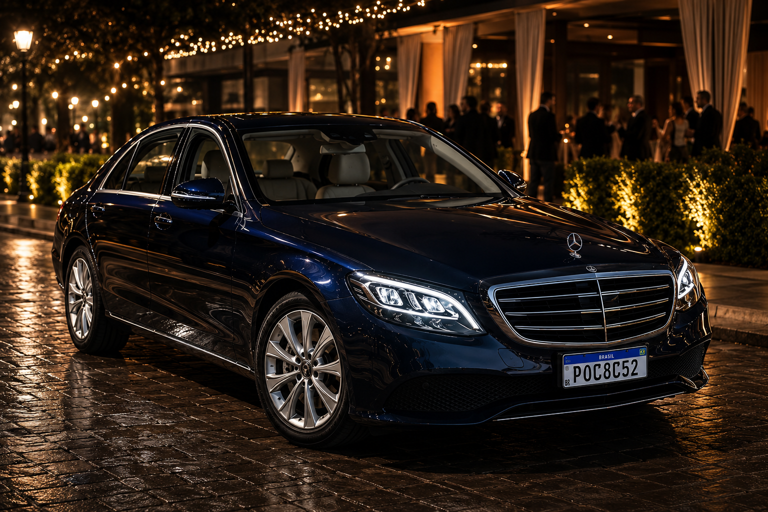 Mercedes-Benz C180 Exclusive azul em frente a evento noturno